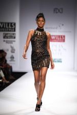 Model walks the ramp for Mynah_s Reynu Tandon at Wills Lifestyle India Fashion Week Autumn Winter 2012 Day 5 on 19th Feb 2012 (56).JPG